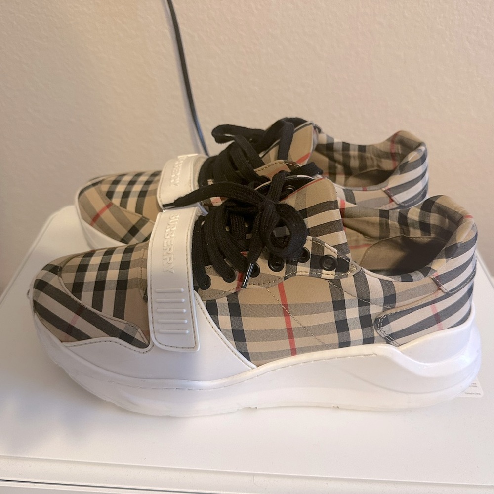 Burberry shoes size 10(43) good shape, no scrapes scratches or dings